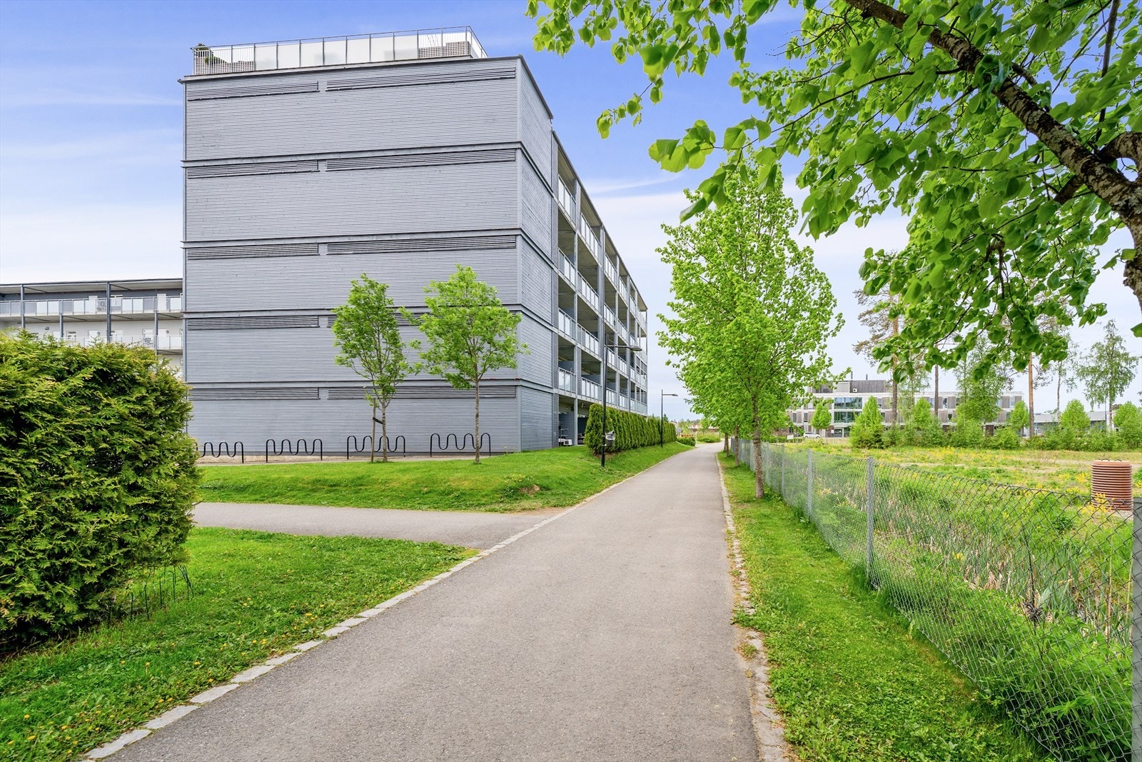 Området har en åpen og luftig utforming som gir et trivelig nærmiljø. Fra boligen er det kort vei til buss og dagligvare butikker. Galleribilde