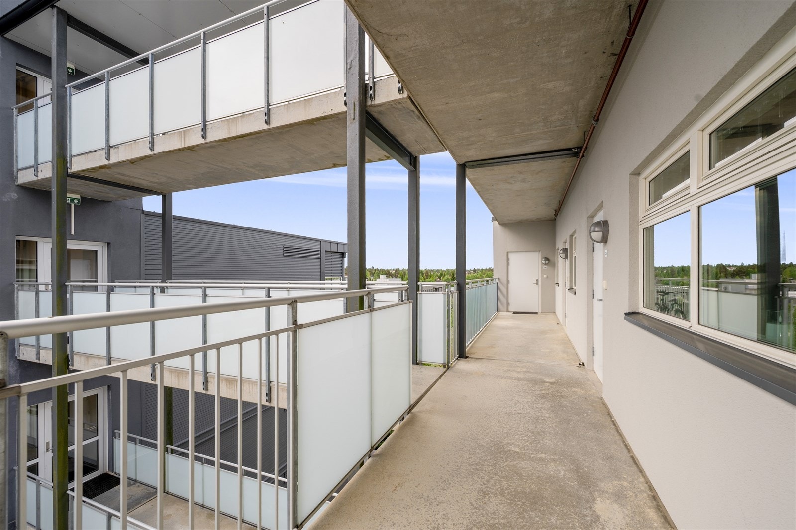 Trappeoppgangen til leiligheten- Leiligheten ligger i byggets 5. etasje, hvor den høye beliggenheten gir bedre solforhold og et åpnere utsyn fra balkongen. Galleribilde