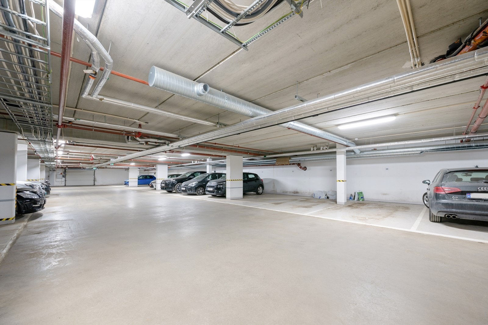 Leiligheten har en parkeringsplass i garasjeanlegg. Galleribilde