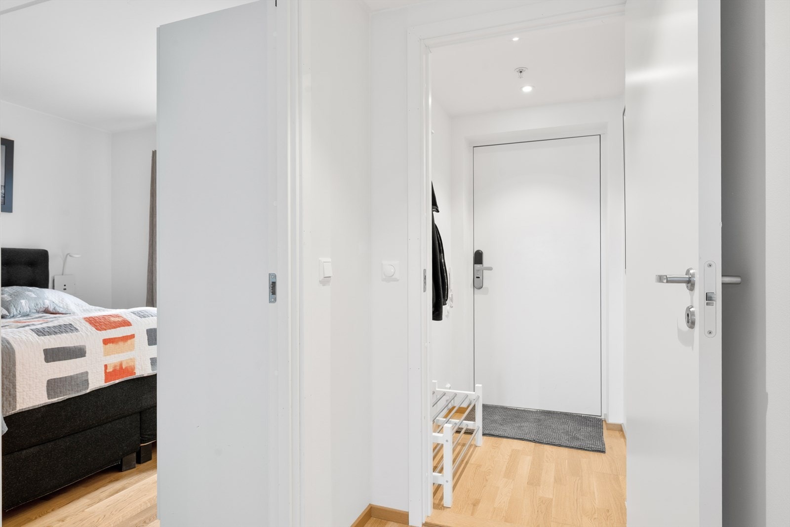 Boligen ønsker deg velkommen med en lys og ryddig entré. Her er det plass til både skohylle og oppheng, og spottene i himlingen skaper et moderne og tidløst uttrykk. Gjennomgående gulv og lyse flater bidrar til en helhetlig atmosfære. Galleribilde