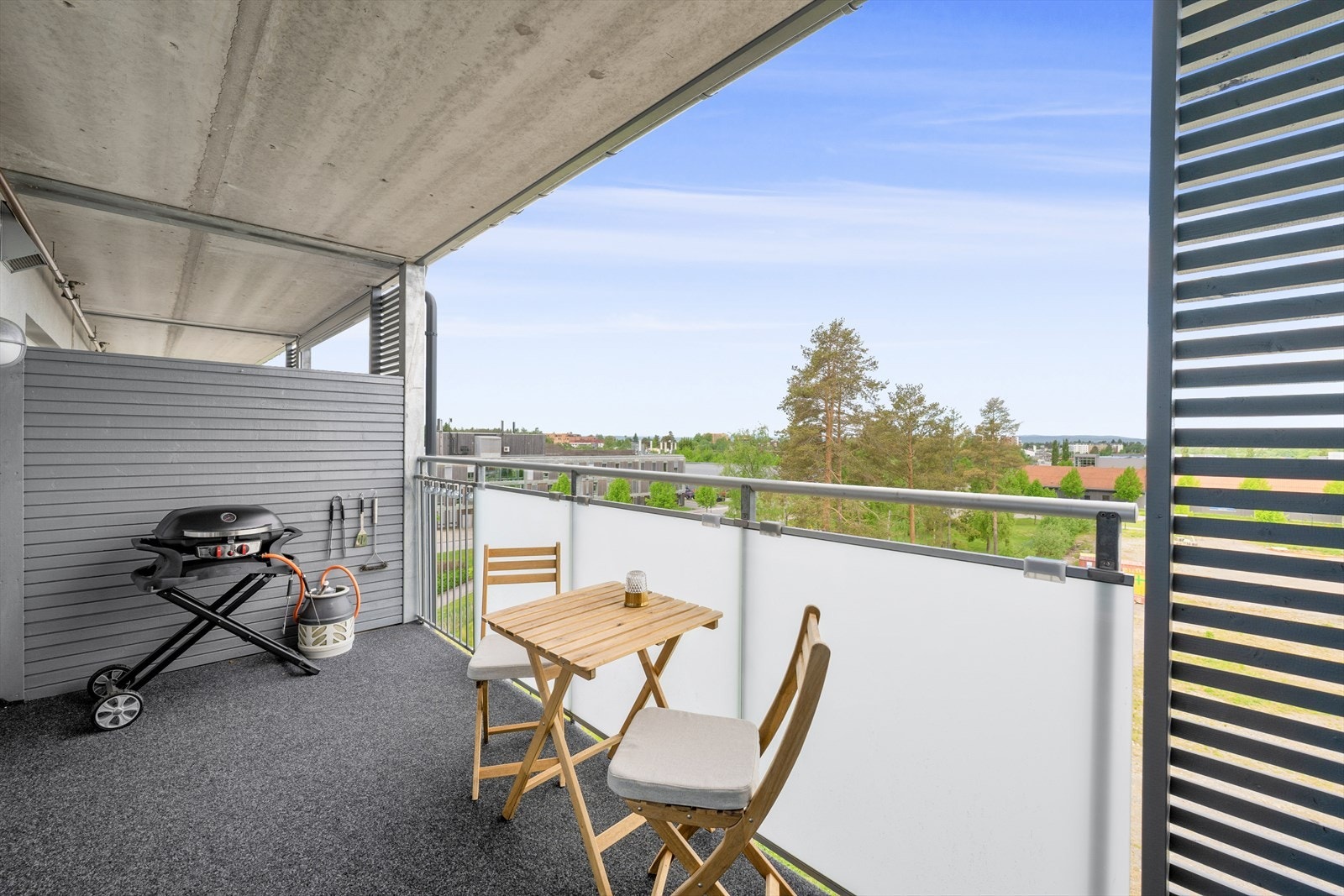 Balkongen er romslig med god plass til sittegruppe og grill. Galleribilde