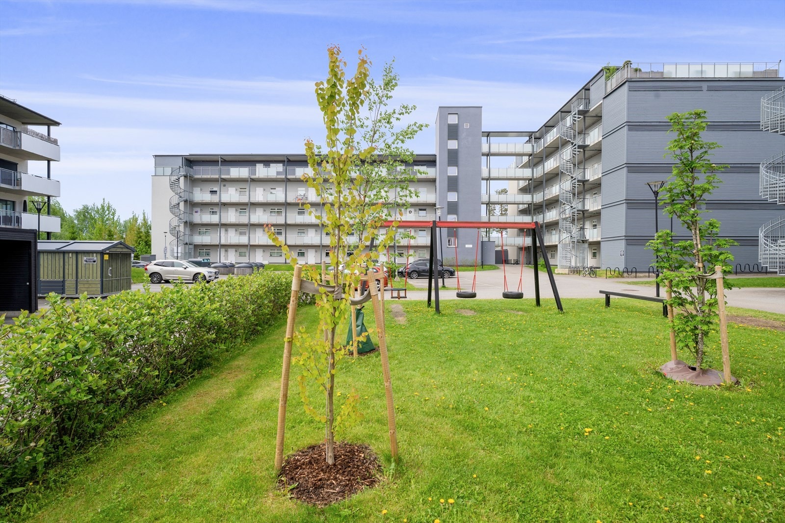 Sameiet har pent opparbeidede uteområder med grøntarealer og tilrettelagte lekearealer for barn. Galleribilde