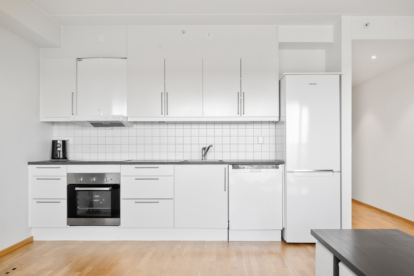 Innredningen har lyse fronter som gir et tidløst uttrykk, kombinert med god benkeplass og rikelig med skapplass for praktisk oppbevaring. Galleribilde