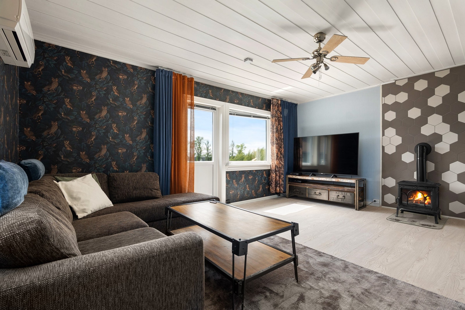 Leilighetens elektriske anlegg ble oppgrader i 2024, blant annet med nytt opplegg i stuen, kjøkkenet og hovedsoverommet. Innmat i sikringsskap ble samtidig skiftet ut. Galleribilde