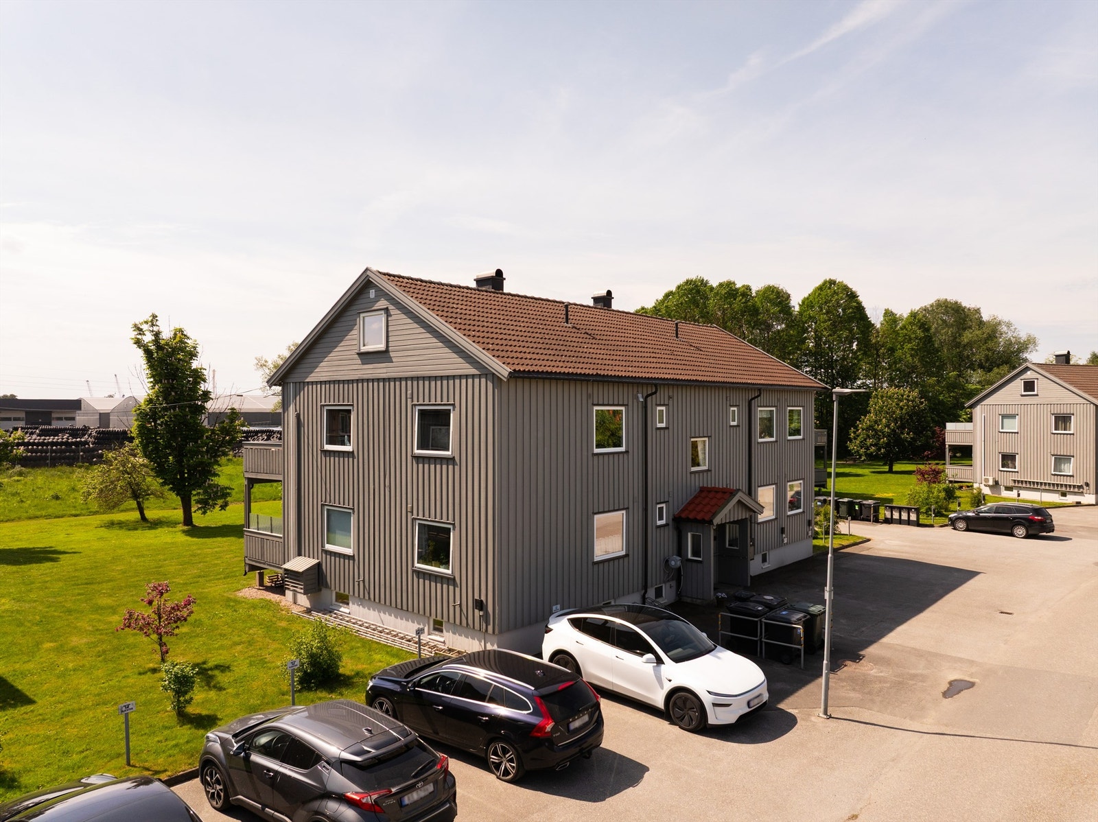 Rundt inngangspartiet er det skiltet biloppstillingsplass både for denne leiligheten og for gjester. Galleribilde