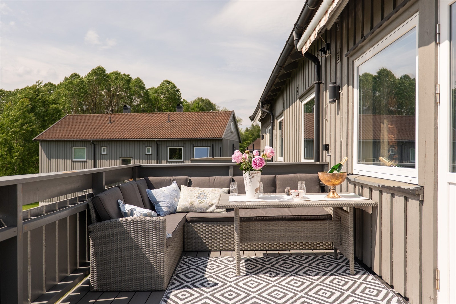 På den romslige altanen er det god plass til både utemøbler og grill. Galleribilde