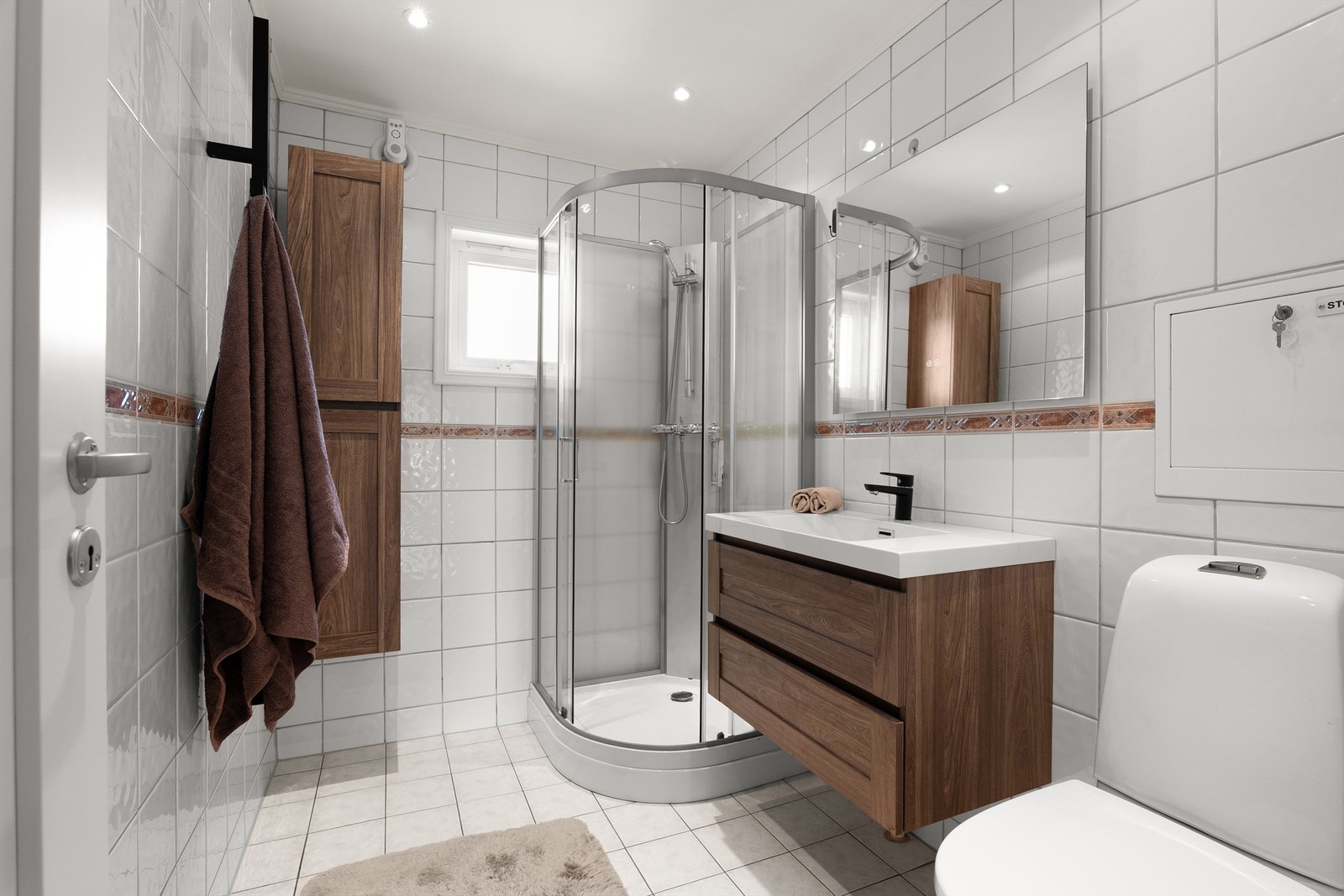 Nytt klosett og nye møbler ble montert på badet i 2024. Badet er ellers av eldre årgang. I gulvet er det varme. Galleribilde