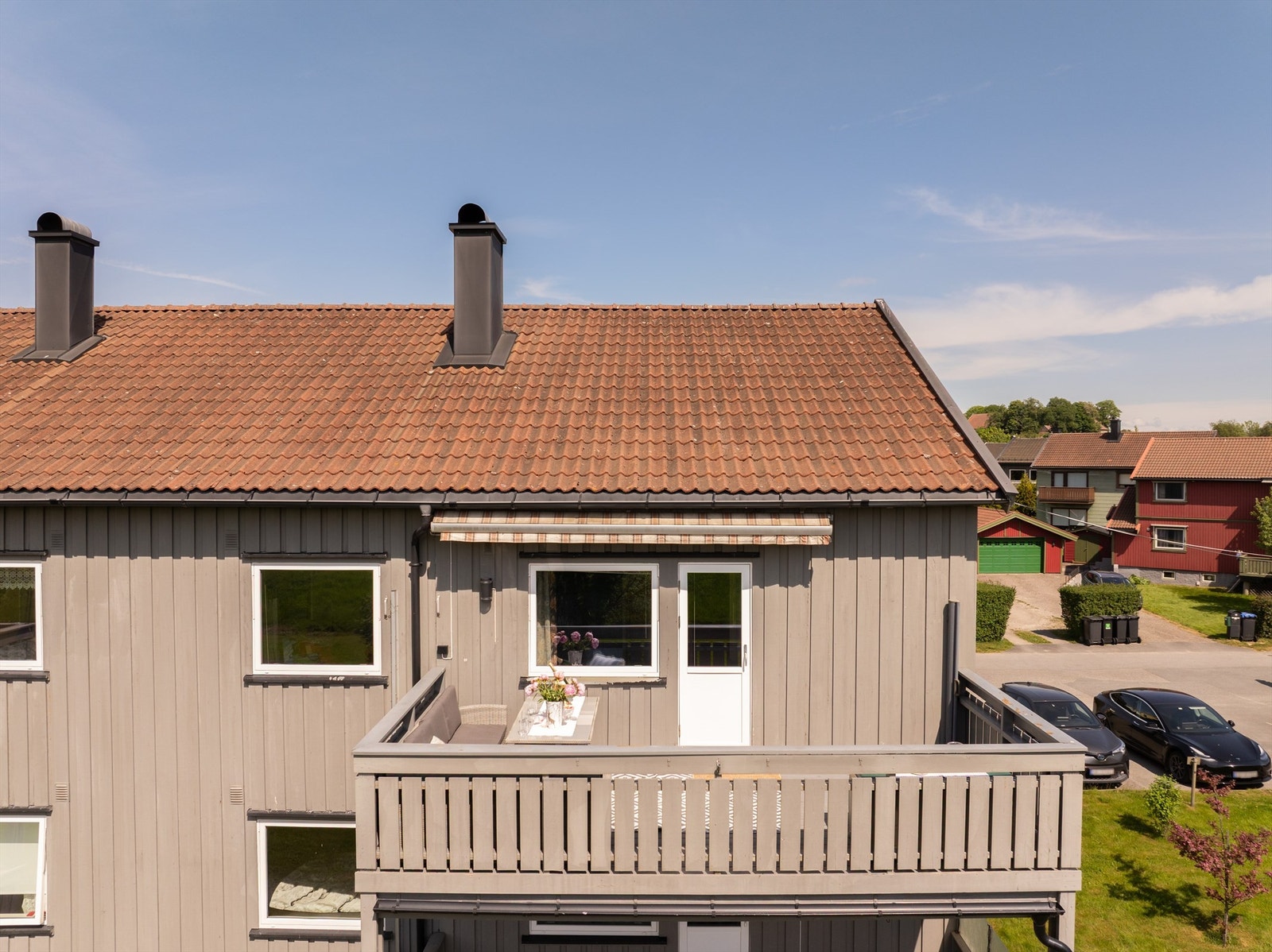 Markise over del av altanen gir svalende skygge når det ønskes. Uttrekkbar duk på siden begrenser i tillegg innsyn. Galleribilde