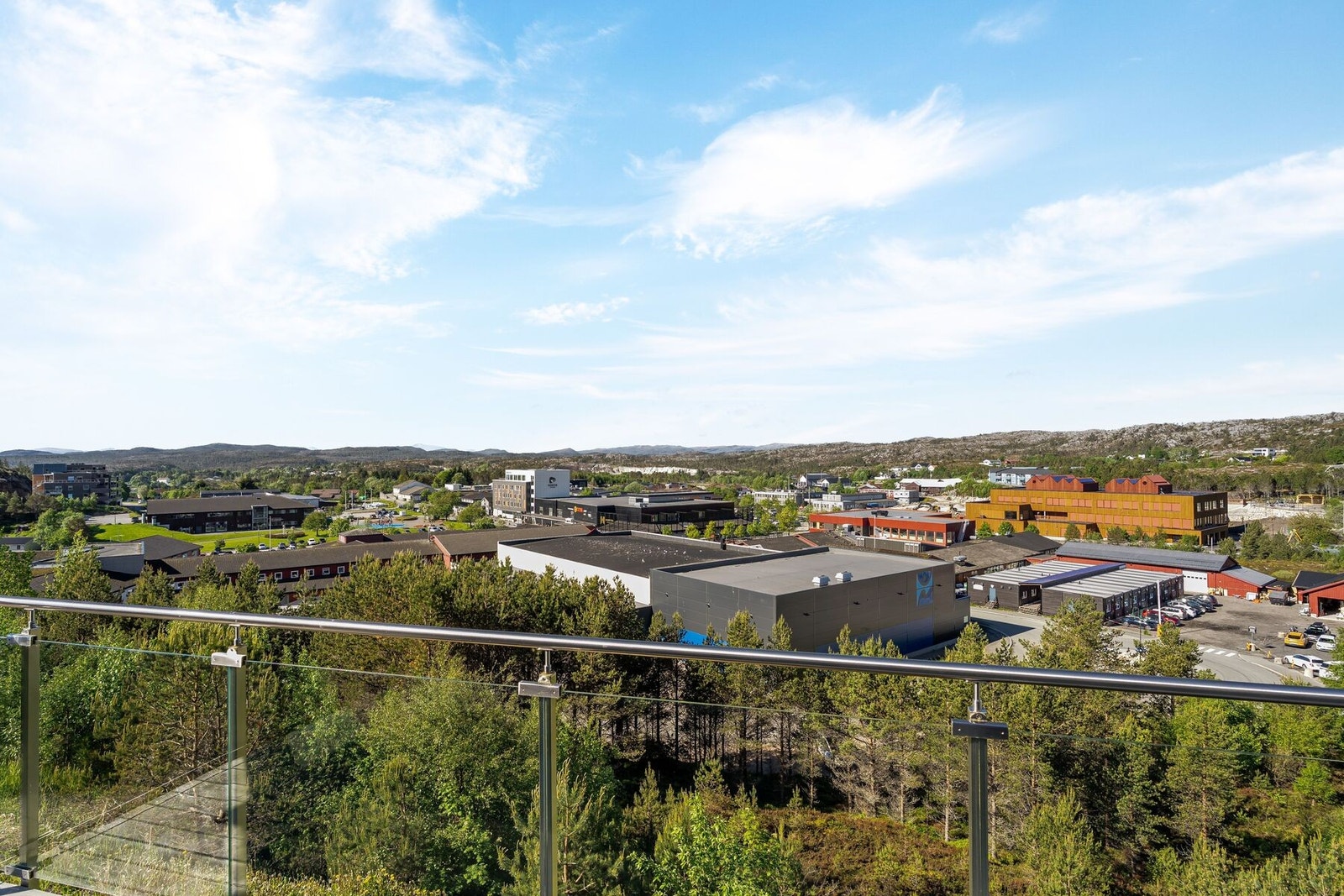 Leiligheten ligger kun ett steinkast fra sentrum og har dermed gangavstand til alle fasiliteter Galleribilde