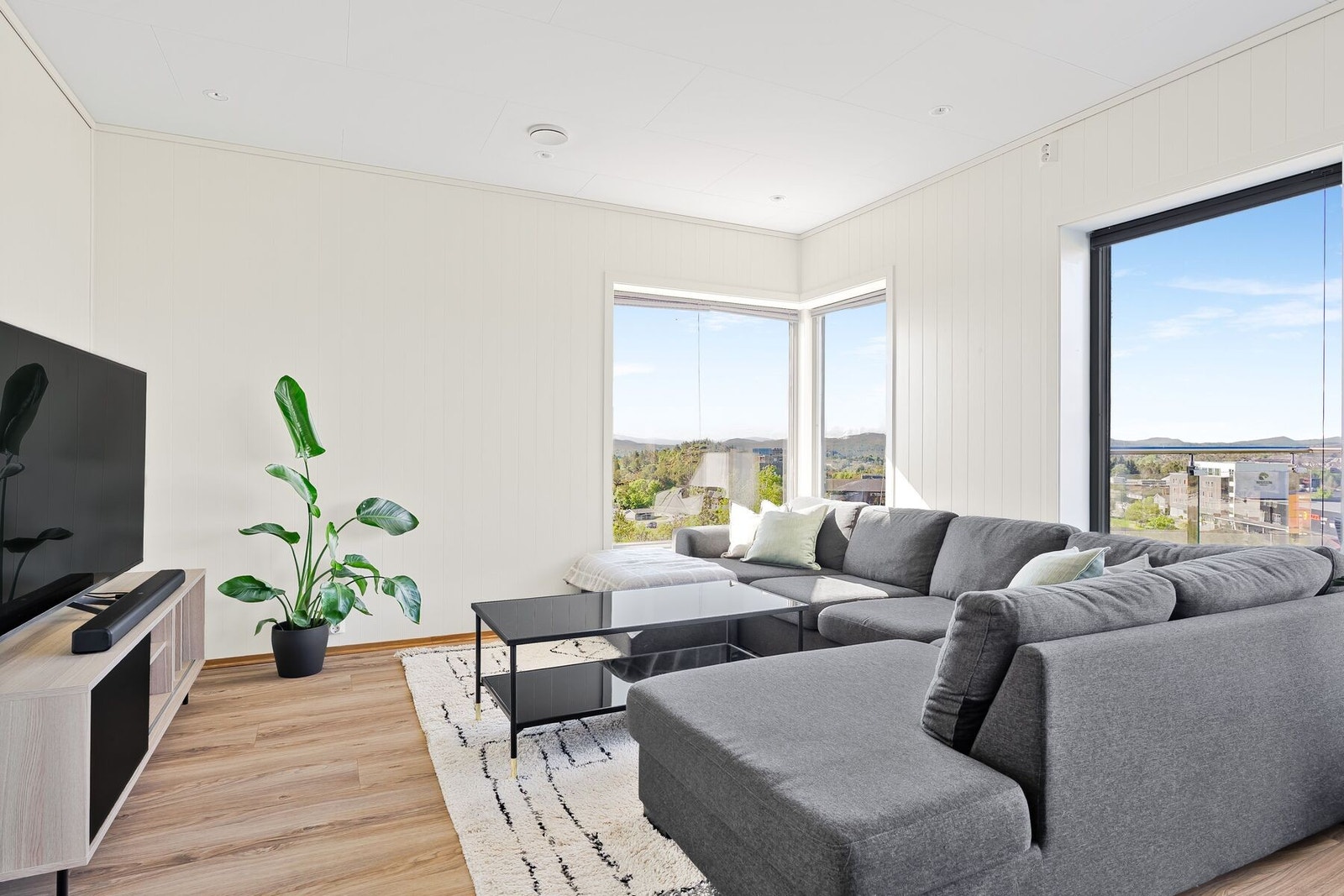 Stuen har plass til sofagruppe, spisebord, TV m.m. Galleribilde