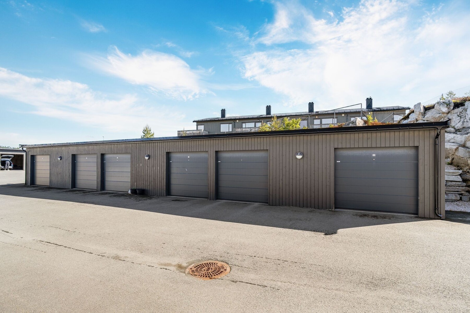 Alle seksjoner har bruksrett til en fast biloppstillingsplass i carport, samt en sportsbod Galleribilde