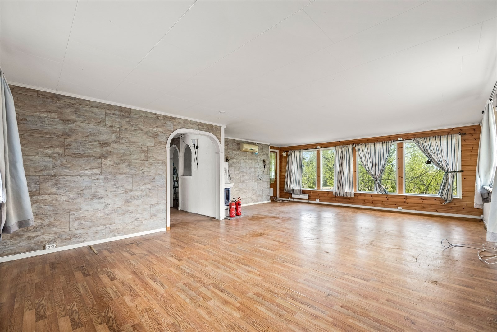 Romslig stue med store vindusflater. Galleribilde