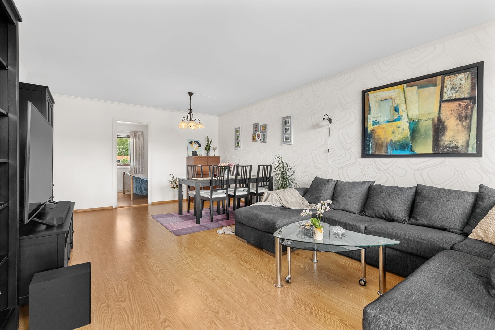 Det er god plass til både sofa, spisegruppe og tv-møblement Galleribilde