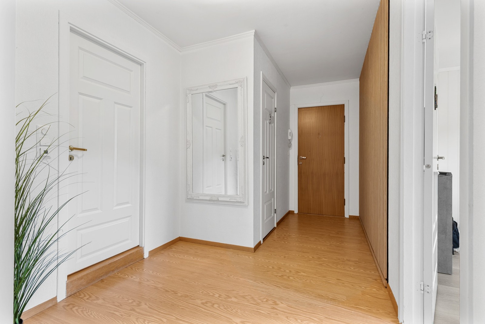 Det er montert dørcalling på vegg ved siden av inngangsdør Galleribilde