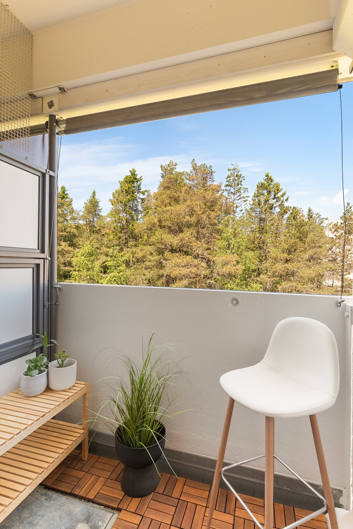 Fra kjøkkenet får man direkte adkomst til nordvendt lufte/ brannbalkong på ca. 2 m². Galleribilde