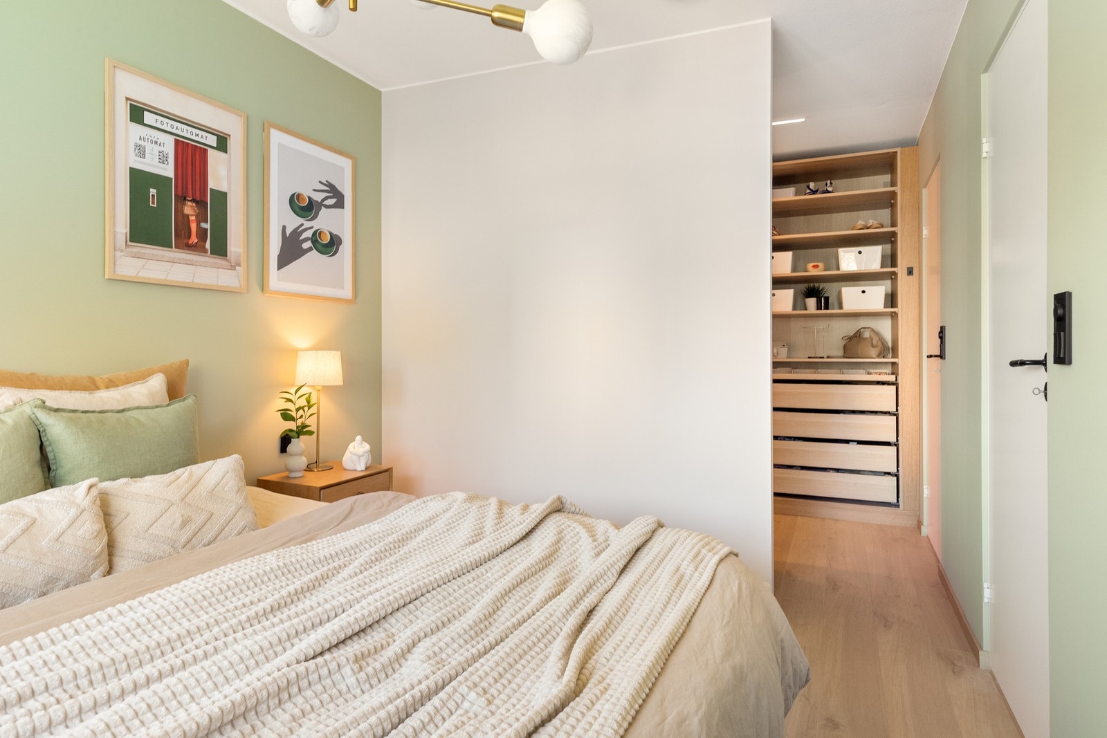 Hovedsoverommet har et stort, tilknyttet garderoberom/walk-in closet med lekker innredning og belysning. Galleribilde