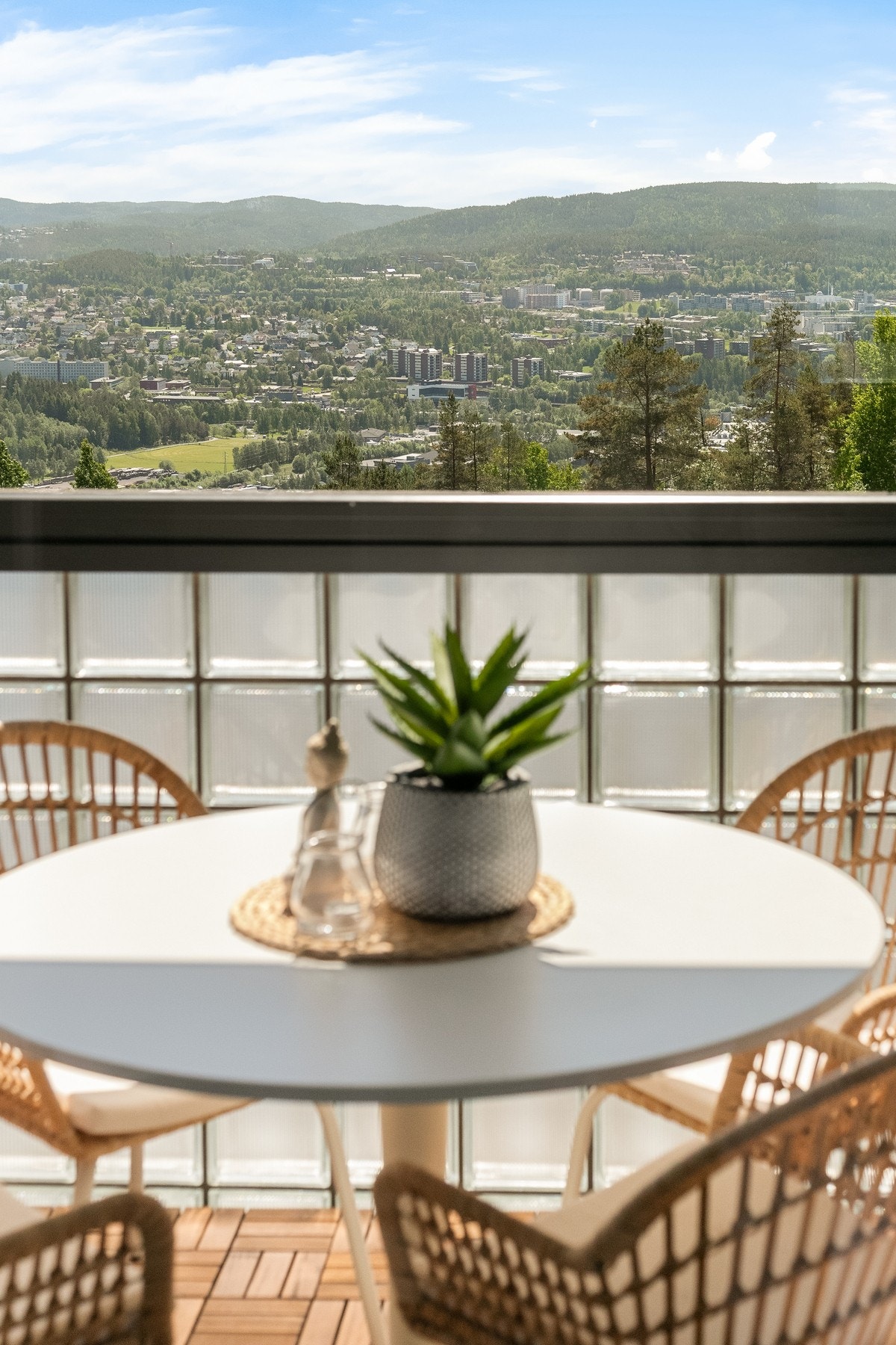 Videre har balkongen markise, utebelysning og dobbel stikkontakt montert på yttervegg. Galleribilde