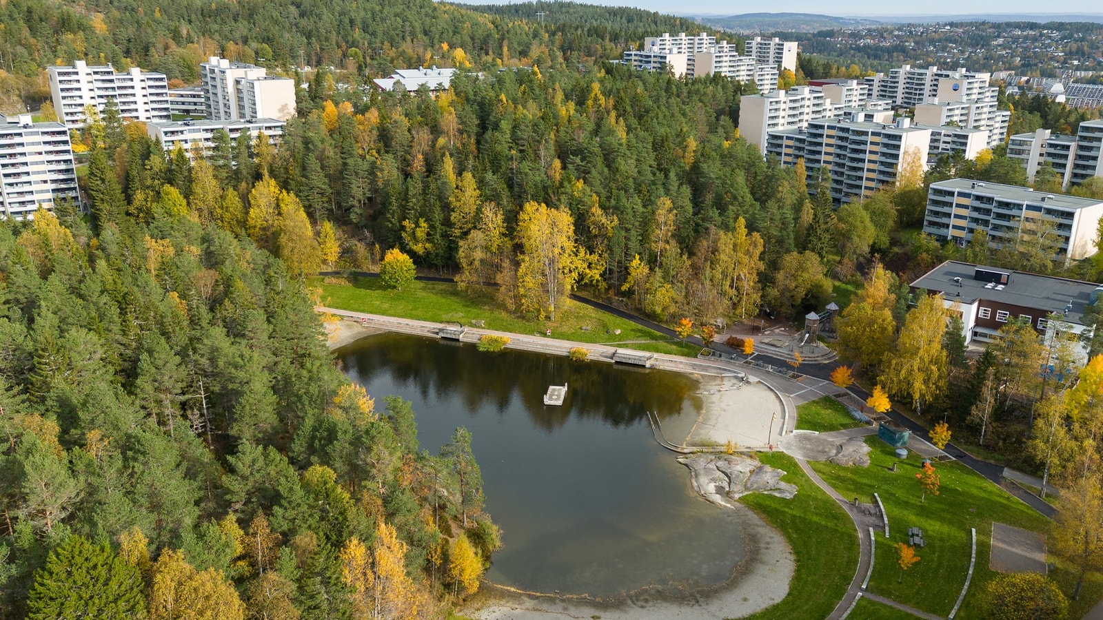 Nærområdet har flere flotte grøntarealer som er parkmessig opparbeidet. Galleribilde