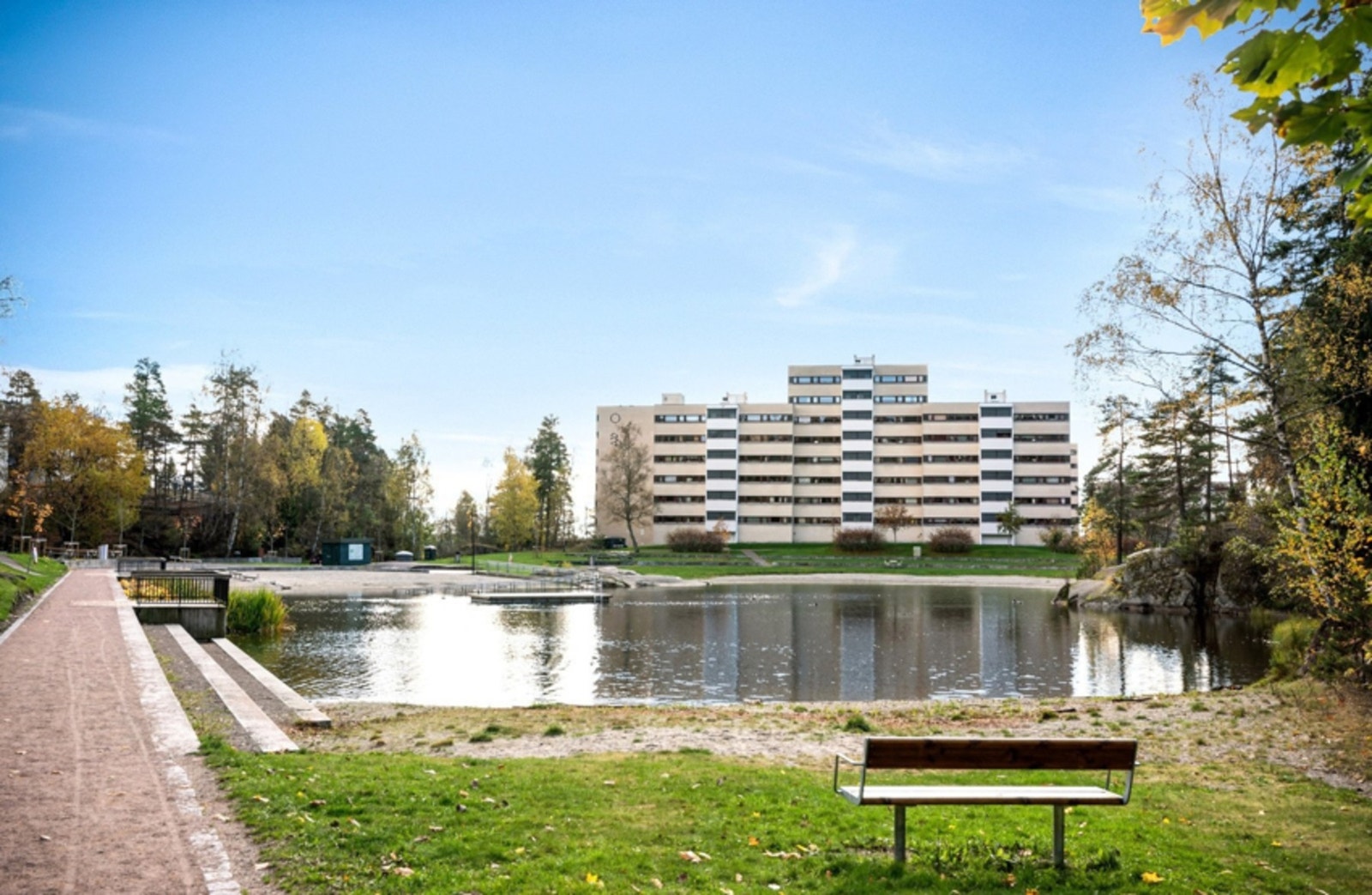 Det er kort gangavstand til flotte Svarttjern som er en herlig badeplass omringet av store grøntarealer og lekeplass. Galleribilde