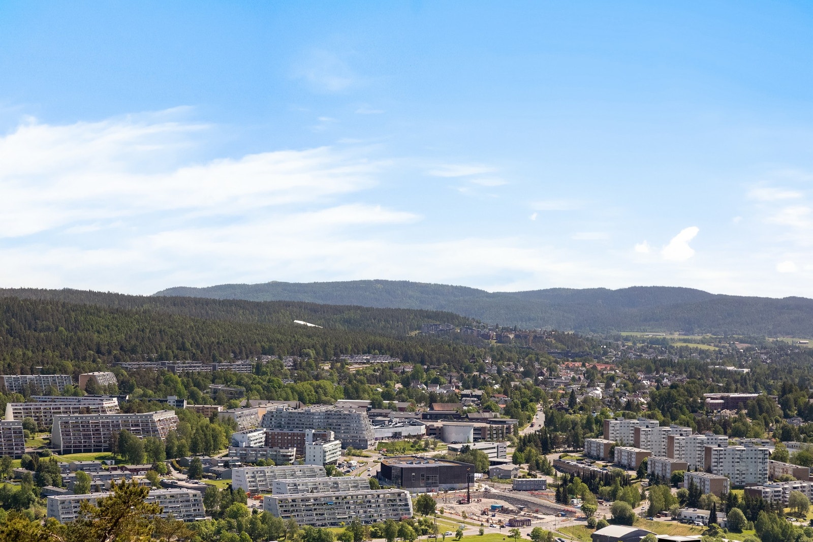 Boligen er beliggende skjermet og tilbaketrukket til på Romsås i Svarttjern borettslag. Galleribilde