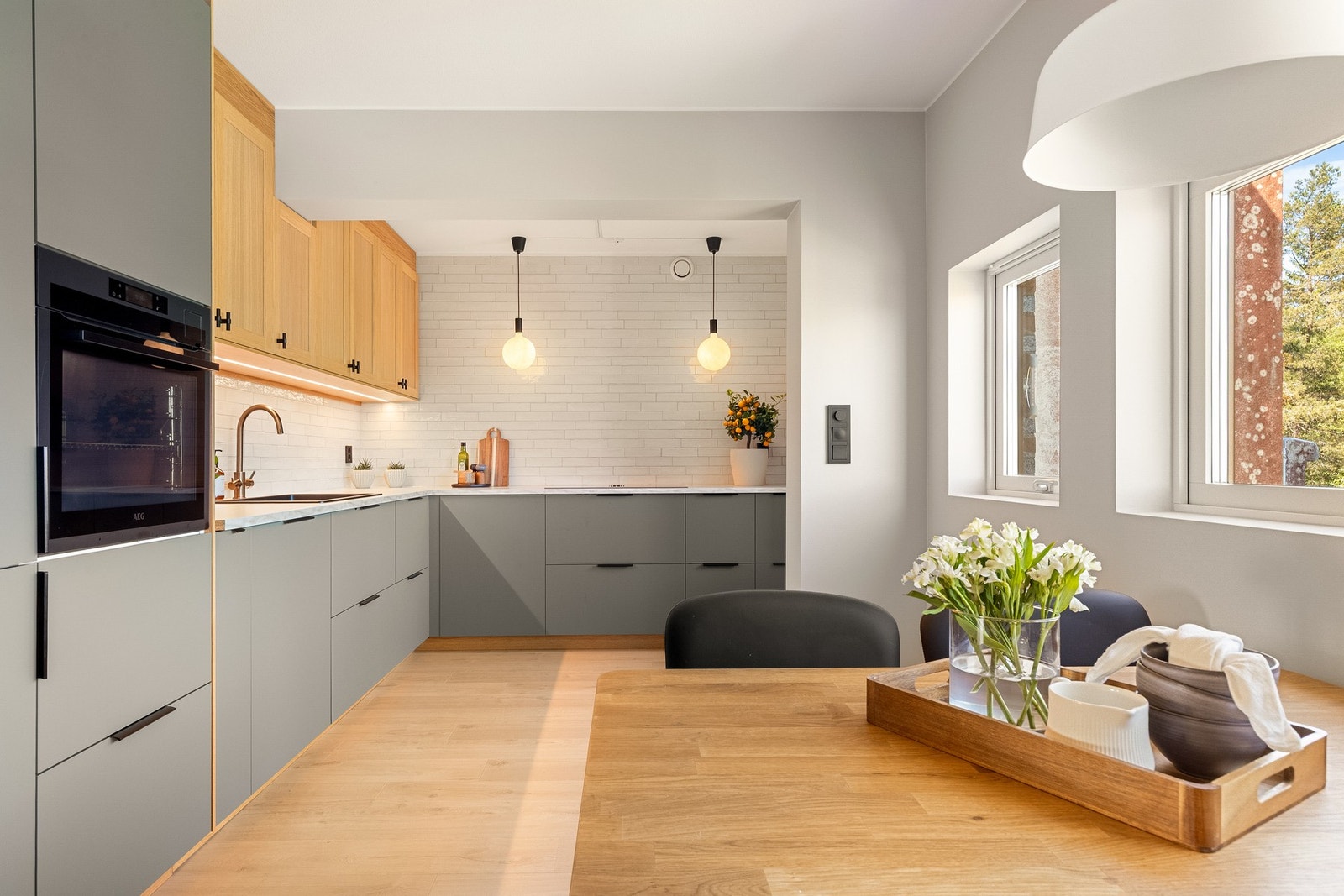 Leiligheten har en stor kjøkkensone med plass til spisesone og stilren kjøkkeninnredning fra 2025, delvis levert av IKEA. Galleribilde