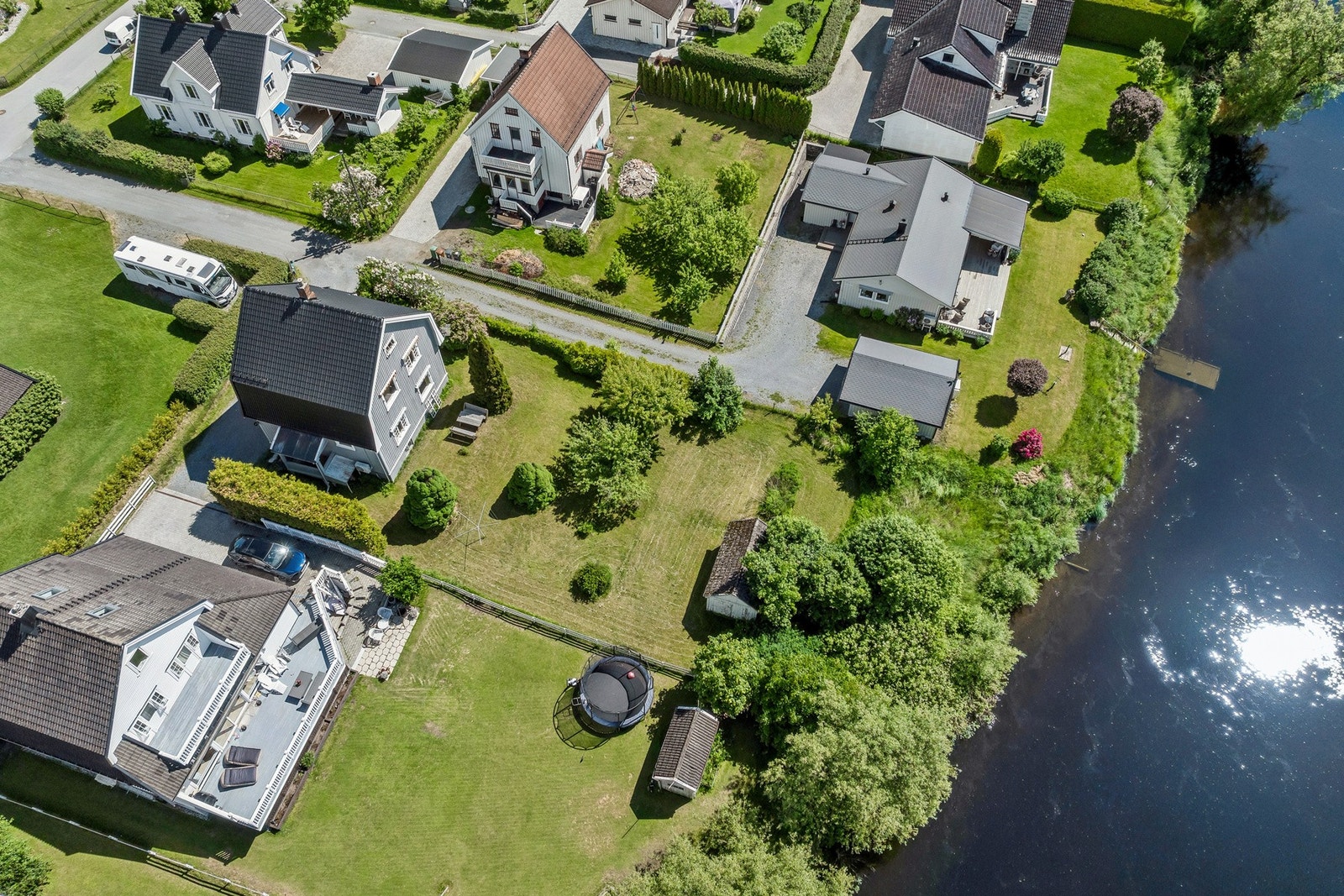 Oversiktsbilde som viser den fantastisk flotte beliggenheten ved elva. Galleribilde