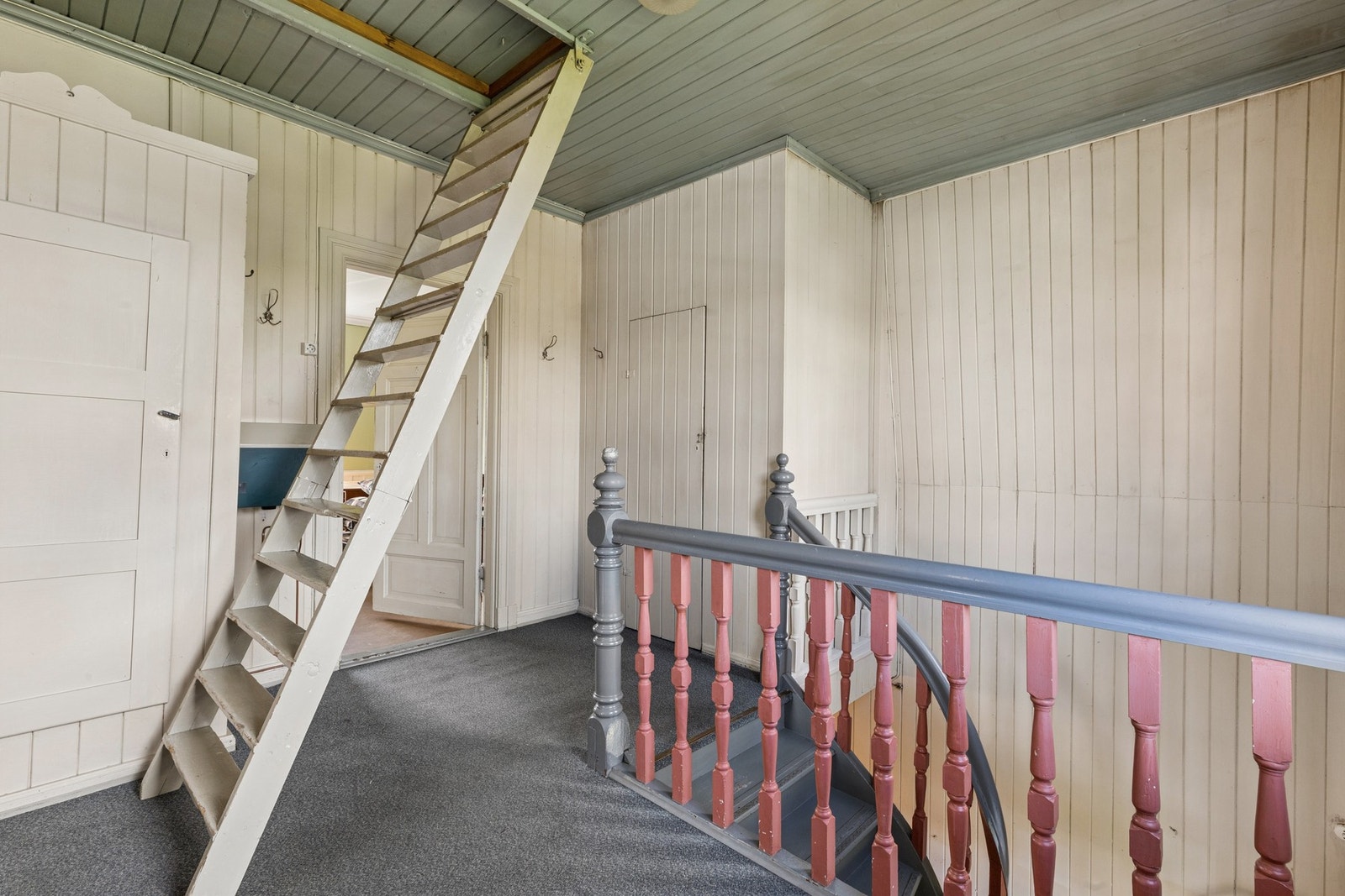 La oss se på loftet. Galleribilde