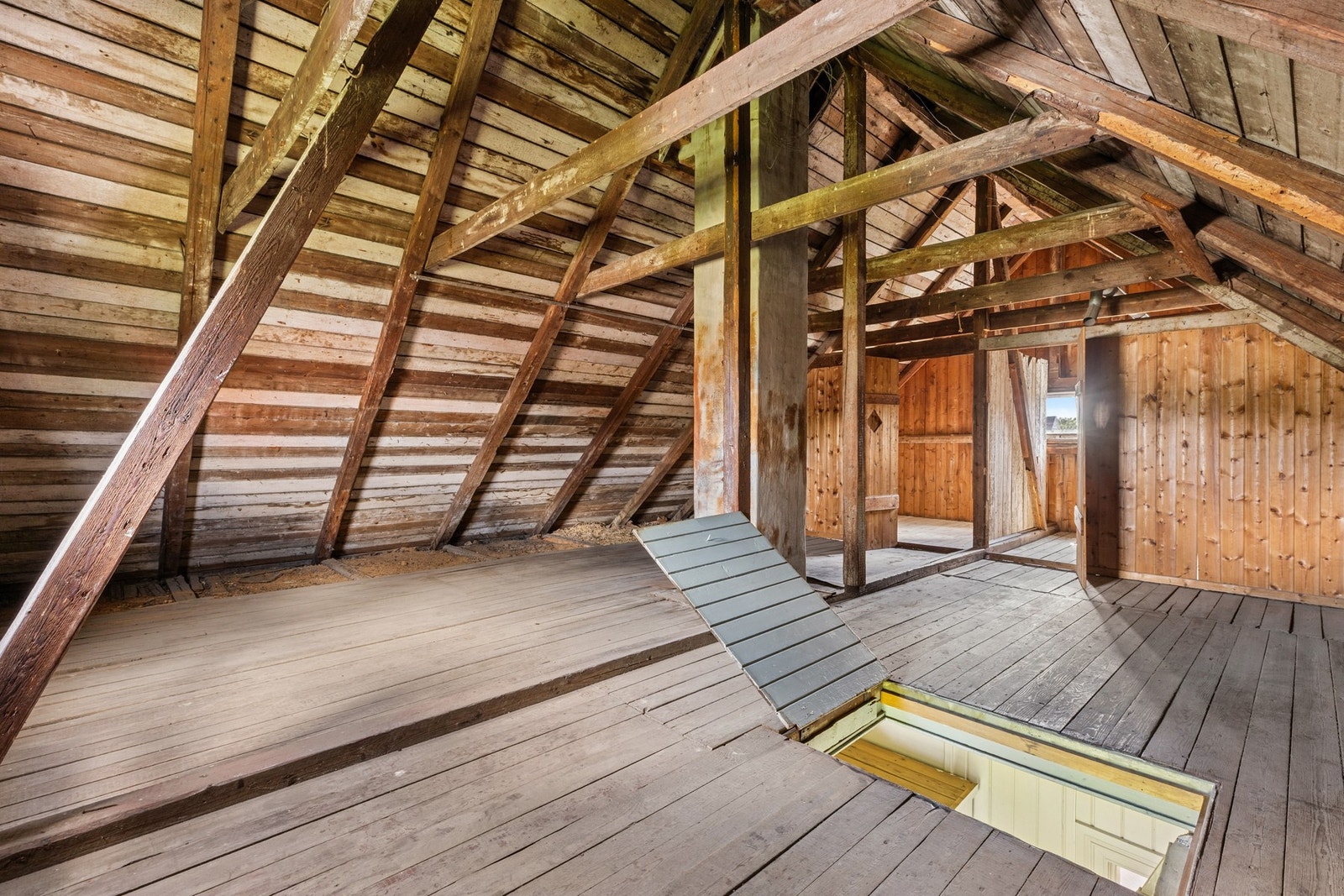 Loftet har god takhøyde og har godt med lagringsplass. Galleribilde