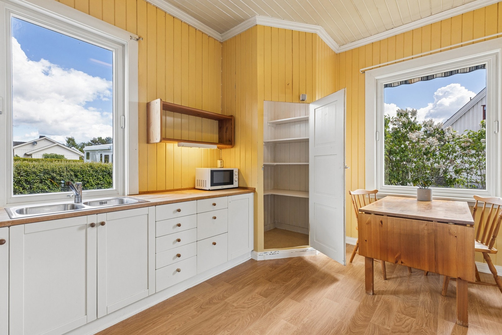 Kjøkkenet har enkel innredning og rommet har god plass. Galleribilde