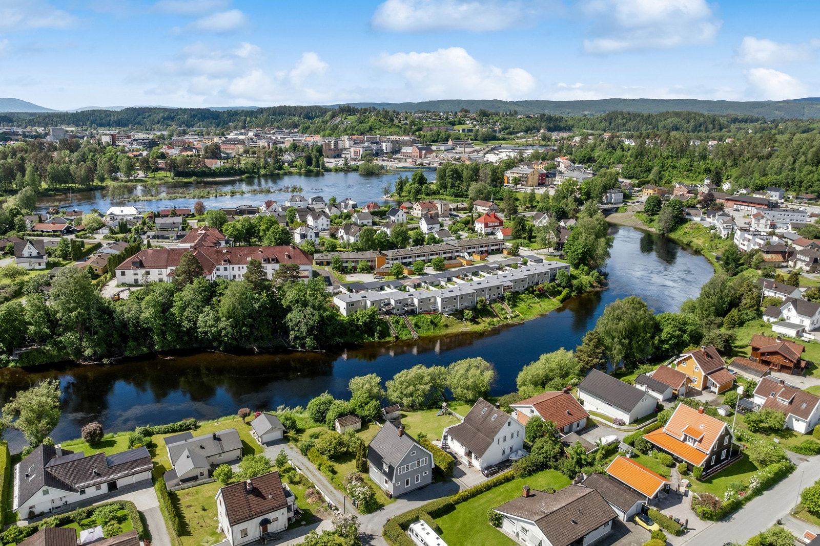 Fra eiendommen er det kort gangavstand til byens fasiliteter, skoler og buss-stopp. Galleribilde