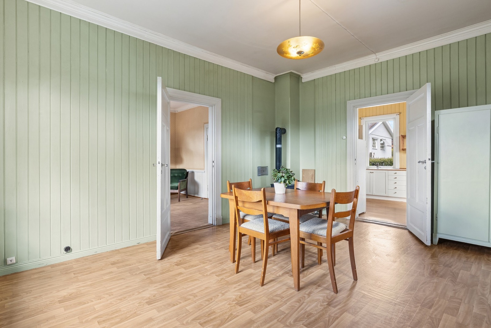 Fra kjøkkenet kommer du til en av stuene i boligen. Galleribilde