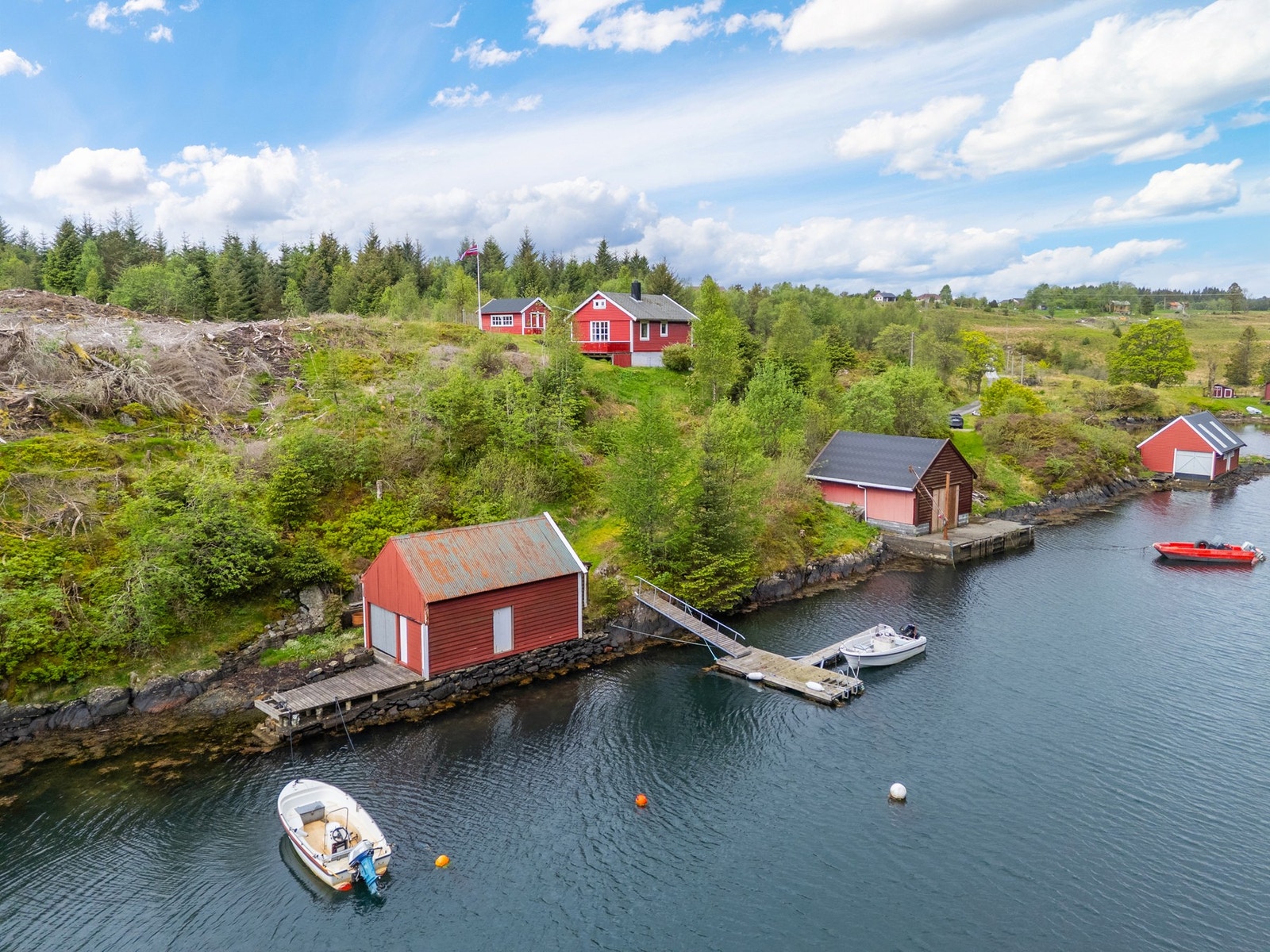 Hytten ligger på en høyde med gode solforhold Galleribilde