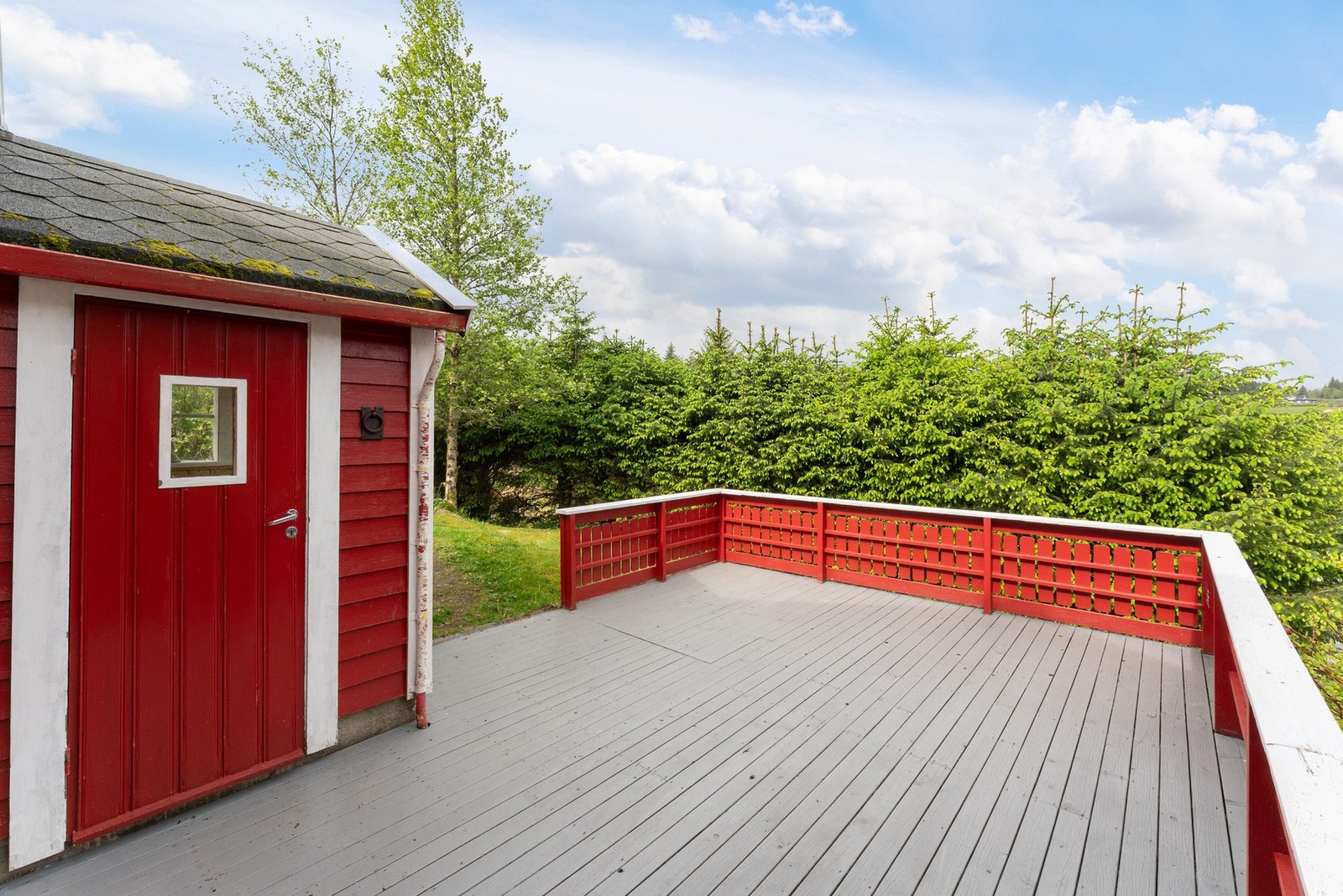 Inngangsparti med stor terrasse Galleribilde
