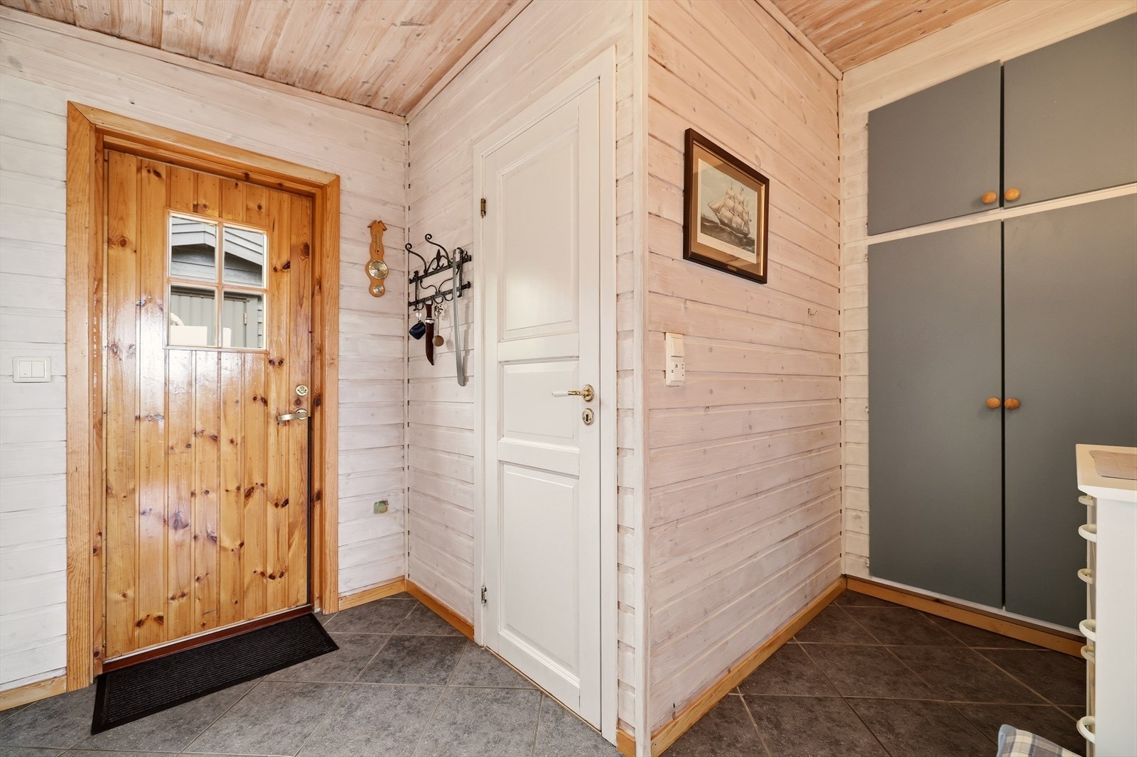 I gangen er det plassbygde skap med gode oppbevaringsmuligheter. Galleribilde