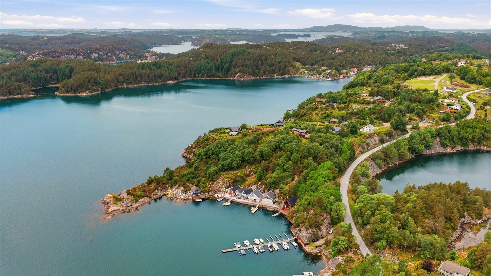 Fra eiendommen er det kort kjøreavstand til Storebø med butikker, servicetilbud og idrettsanlegg. En kort spasertur tar deg ned til egen båtplass i felles marina (plass nr. 12), idyllisk plassert i Heimarkspollen. Galleribilde