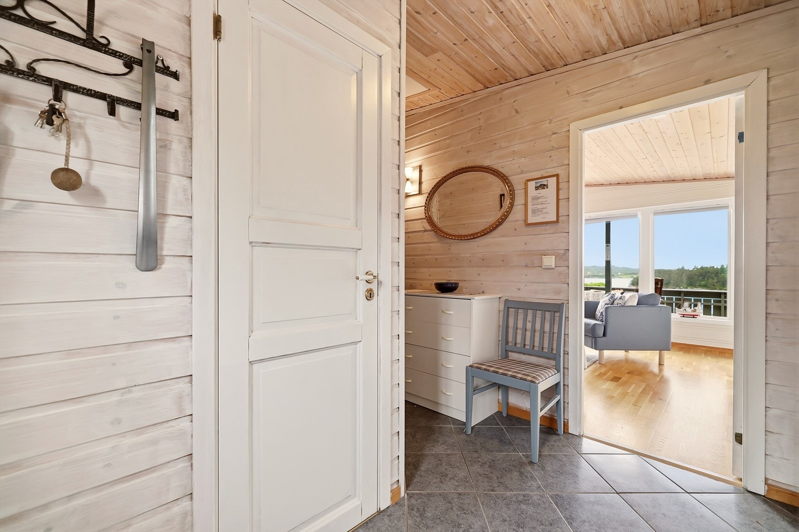 Overflatene består av fliser på gulv og behandlet panel på vegger og i himling. Galleribilde