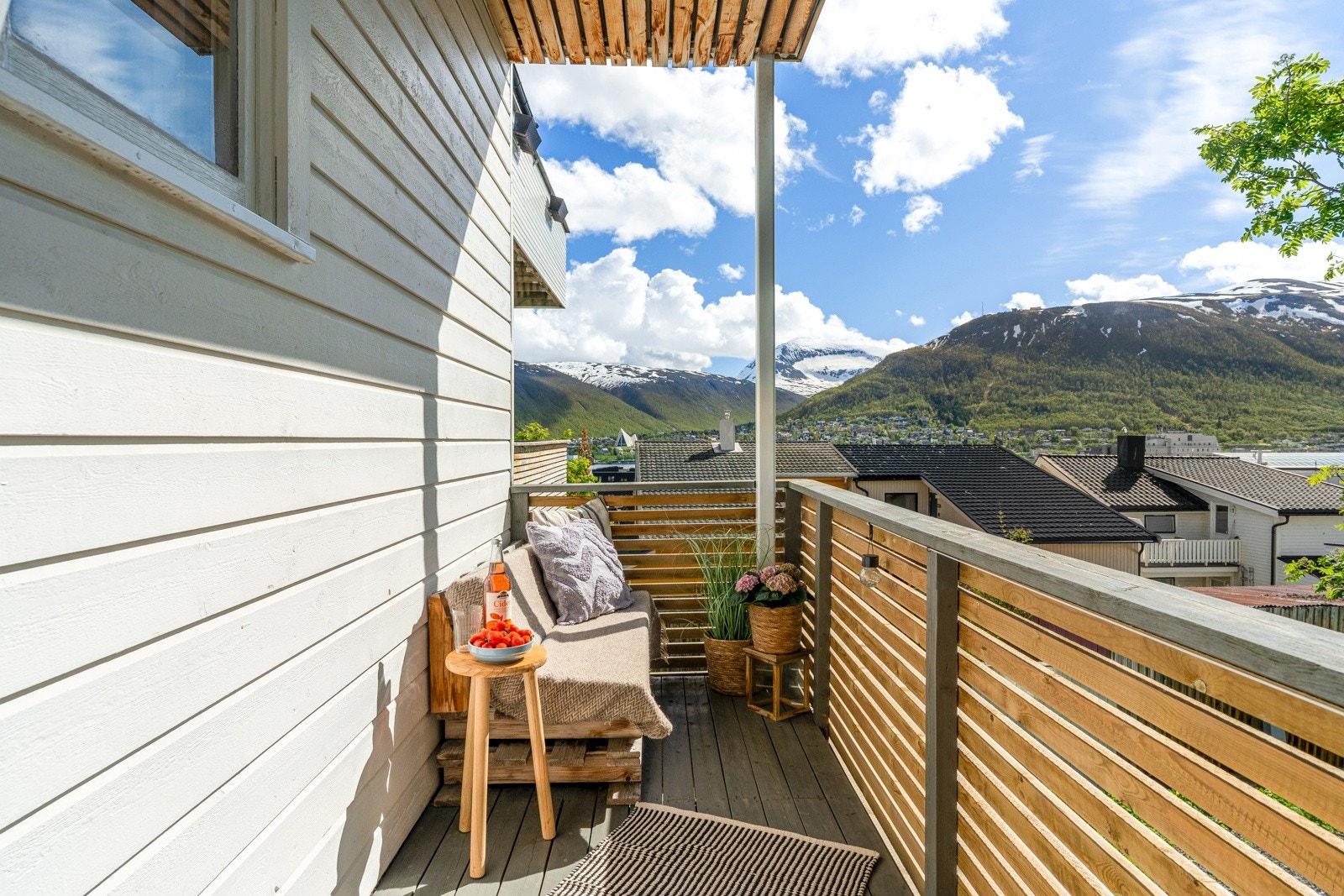 Veranda med gode solforhold og fin utsikt.