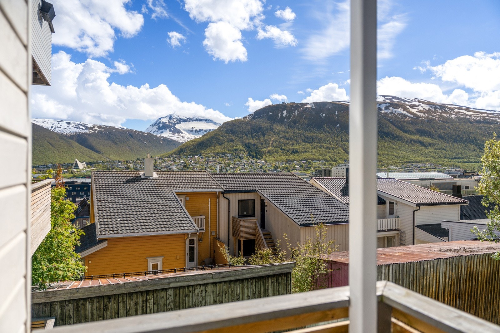 Fantastisk utsikt mot sentrum og fjellene.