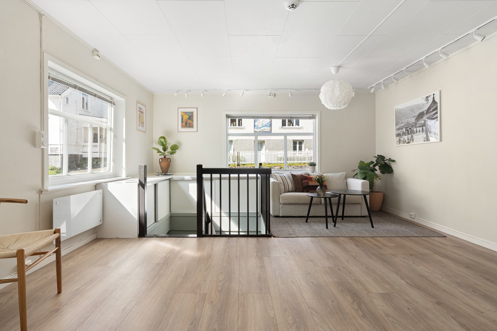 Lys og moderne stue med gode møbleringsmuligheter.
