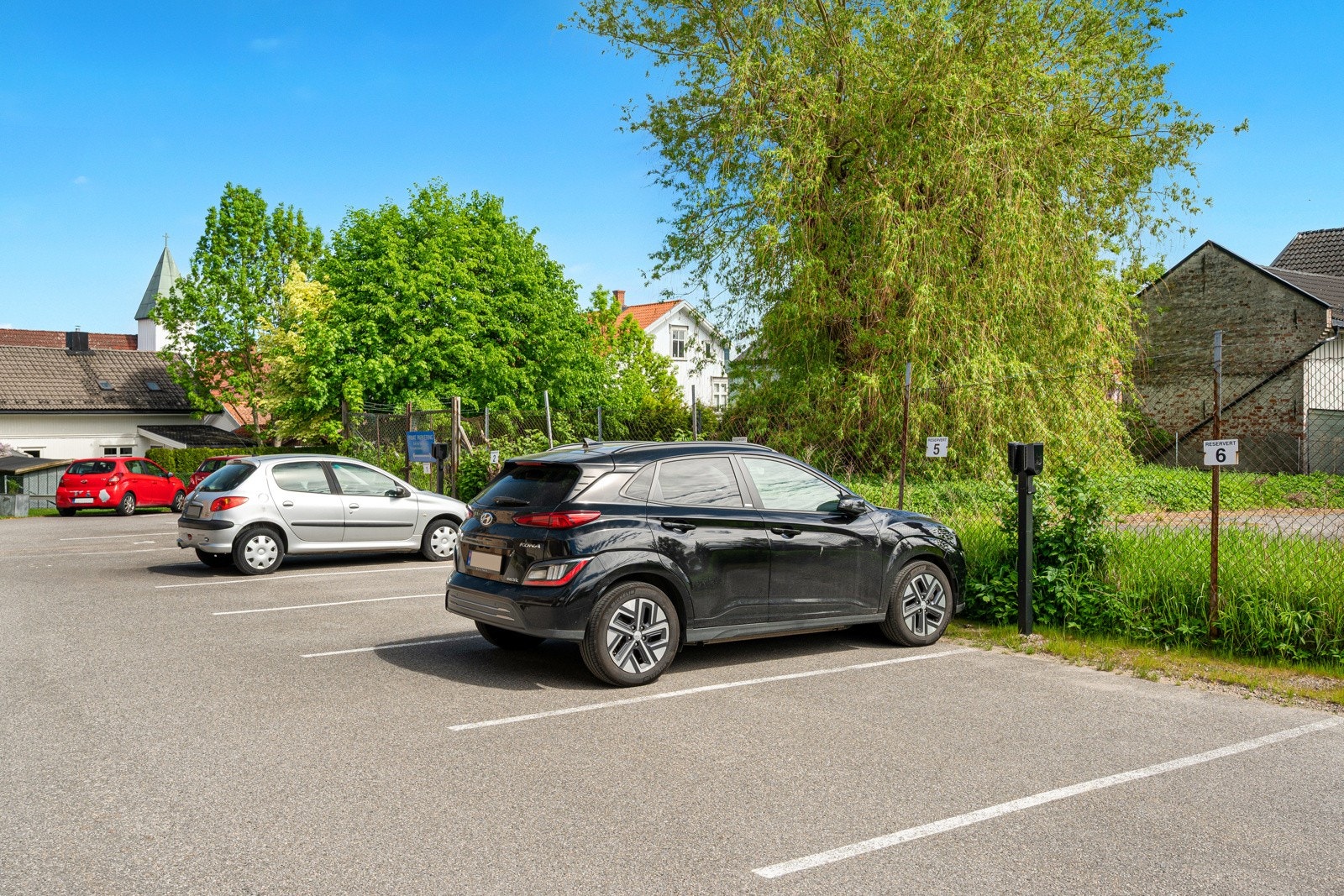 Egen parkering med elbil lader. Nr 5 Galleribilde