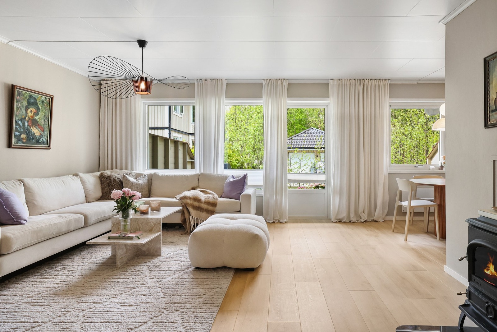 Det er god plass til en sofagruppe med og TV med tilhørende møblement. Galleribilde