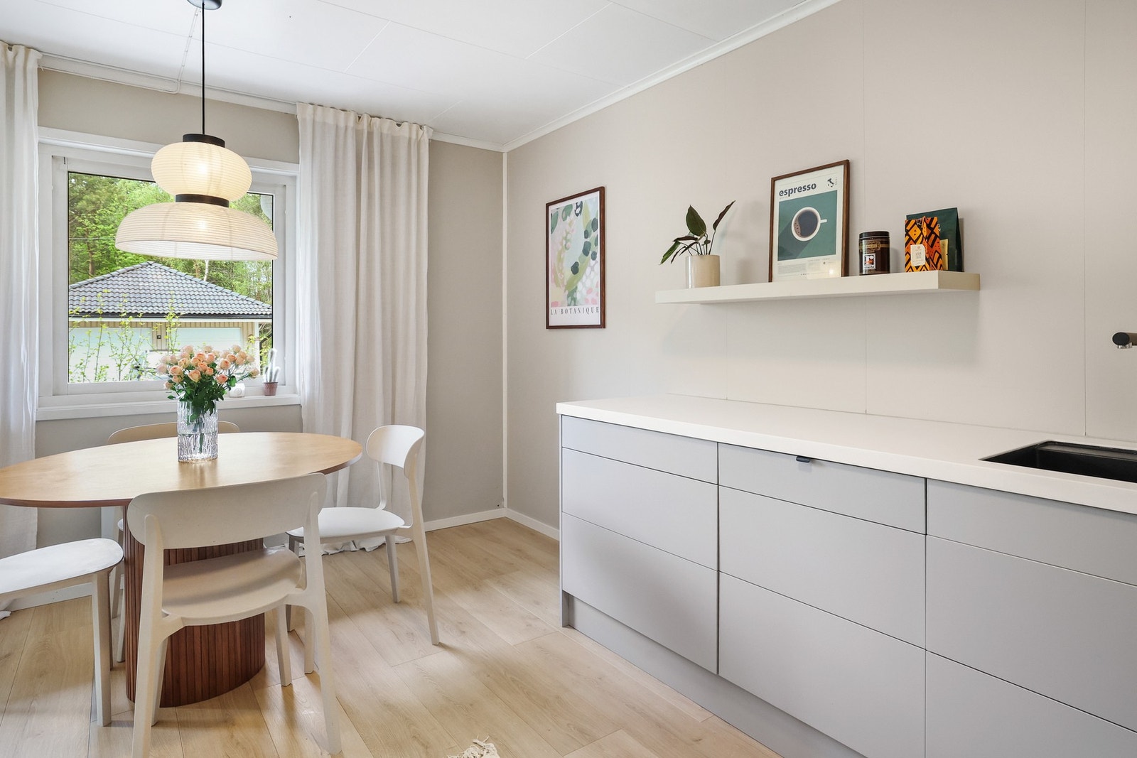 Innredningen har glatte fronter og benkeplate med laminert overflate. Galleribilde