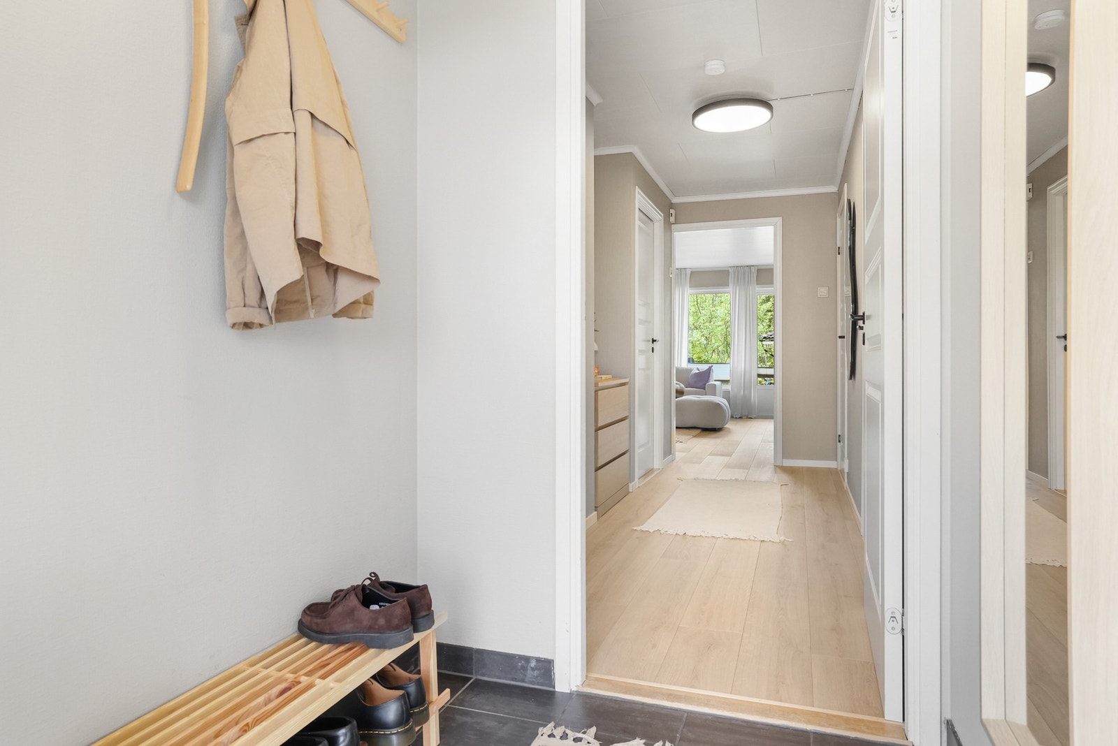 Vel inne blir man møtt av en lys entré som gir et godt førsteinntrykk av leiligheten. Galleribilde