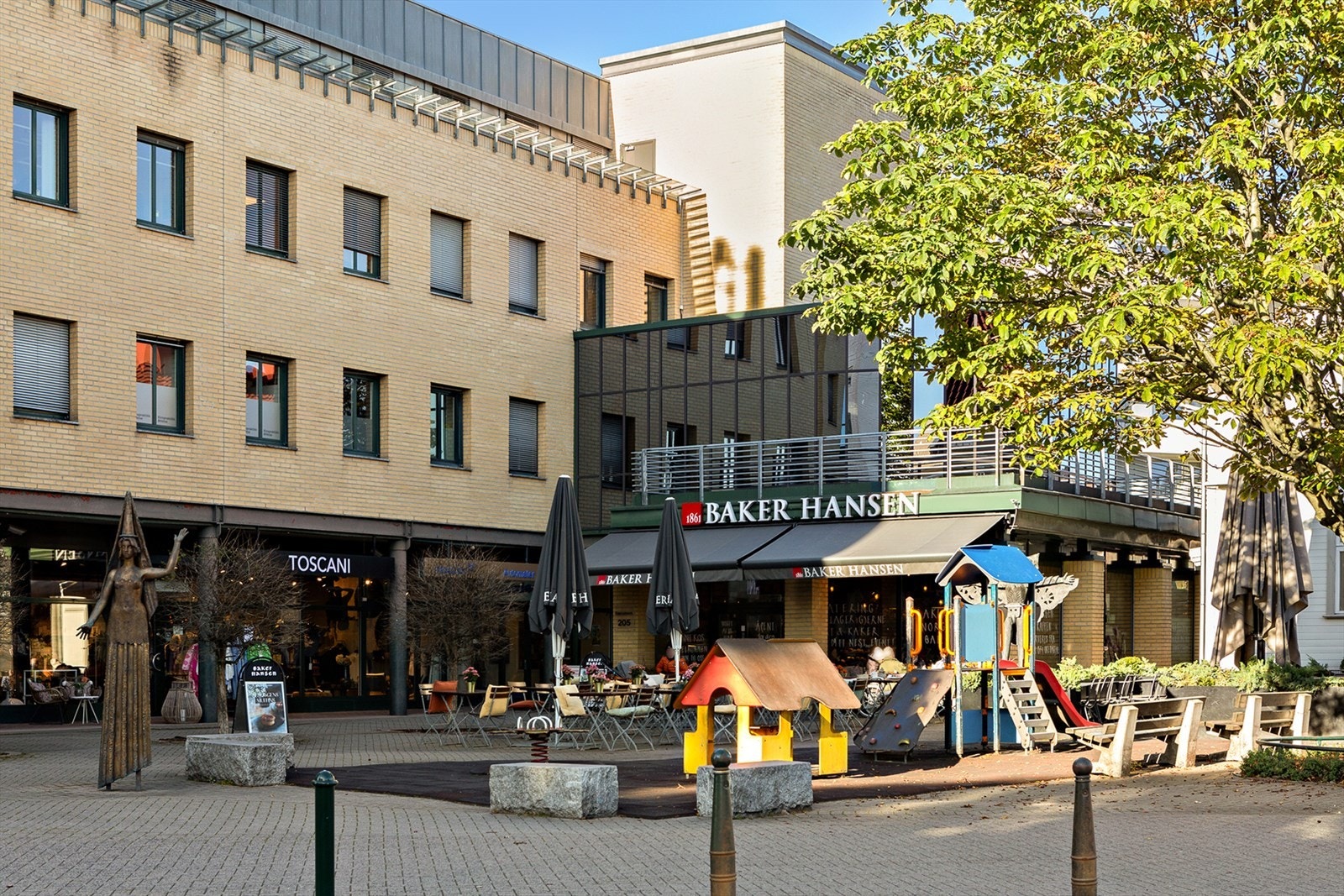 Hyggelige kafeer og bakerier ligger rett i nærheten. Galleribilde