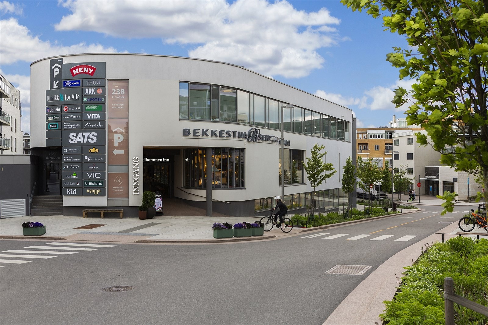 I tillegg til butikker, finner du treningssentre som SATS og GYM Bekkestua i umiddelbar nærhet. Galleribilde