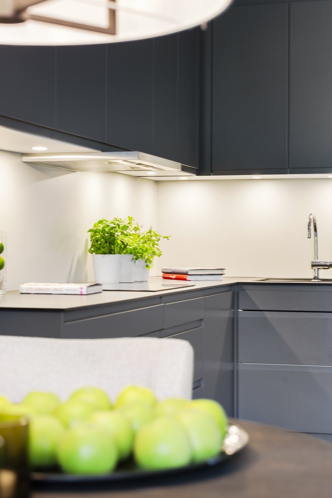 Benkeplaten i kompositt er både slitesterk og stilren, med underlimt vask fra Franke og armatur fra Grohe. Galleribilde