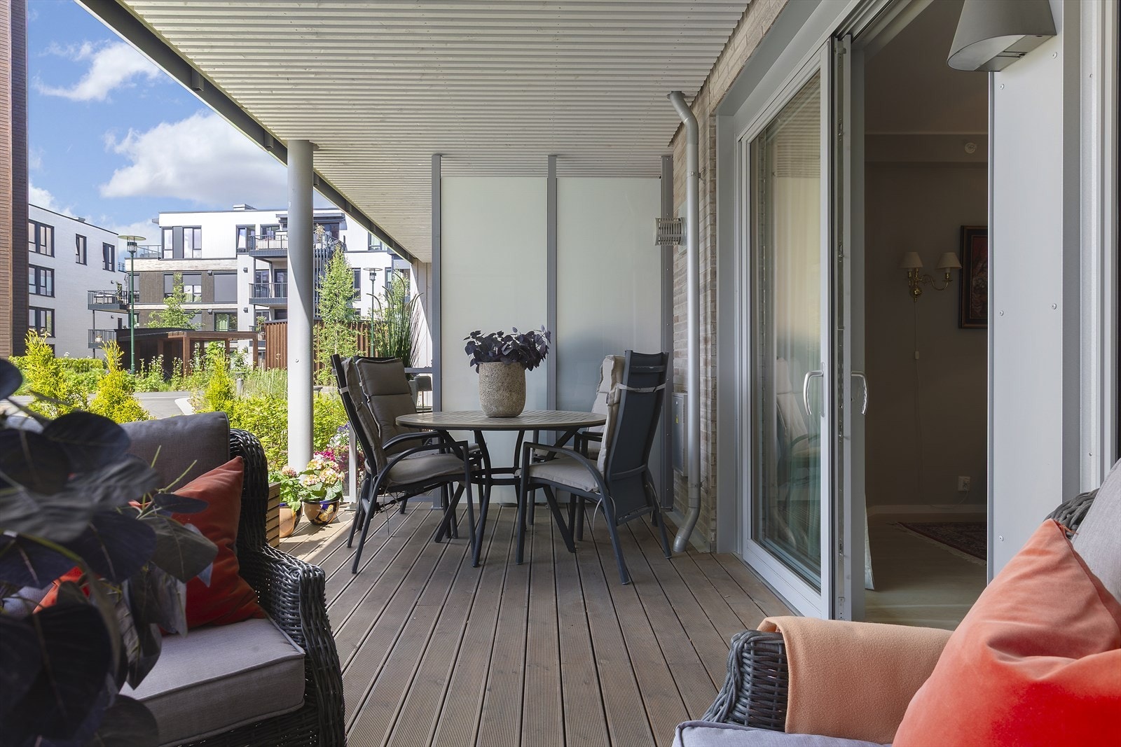 Fra stuen er det utgang til en romslig, vestvendt markterrasse. Galleribilde