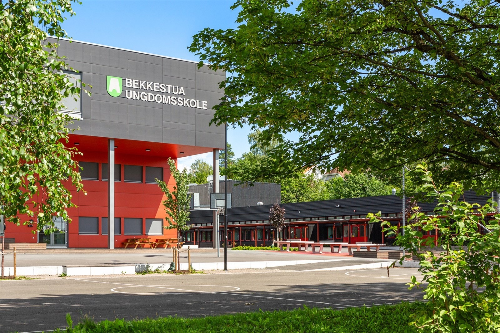 Bekkestua og Ringstabekk ungdomsskoler ligger også i gangavstand. Galleribilde