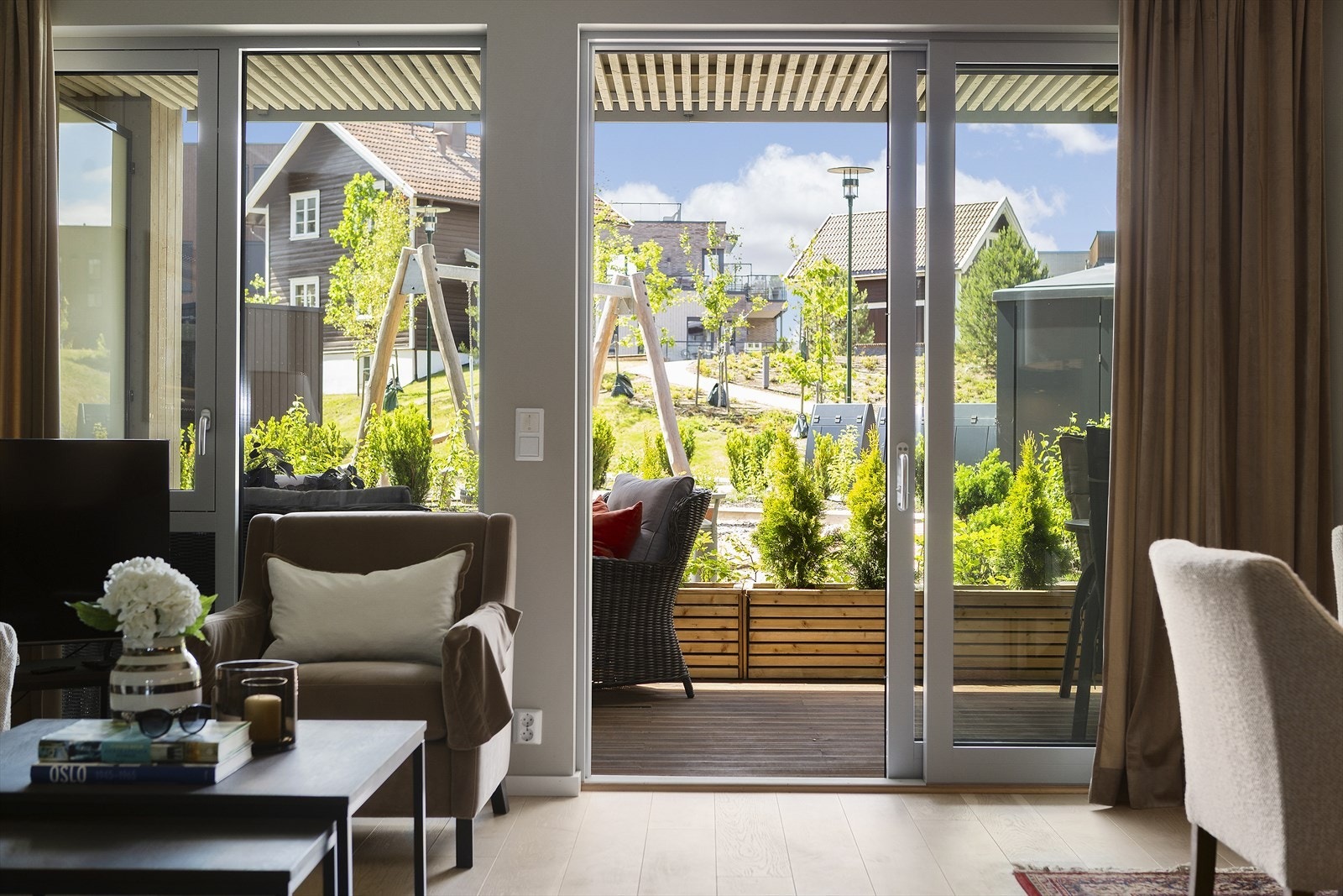 Direkte utgang til den vestvendte markterrassen, som blir en naturlig forlengelse av stuen. Galleribilde