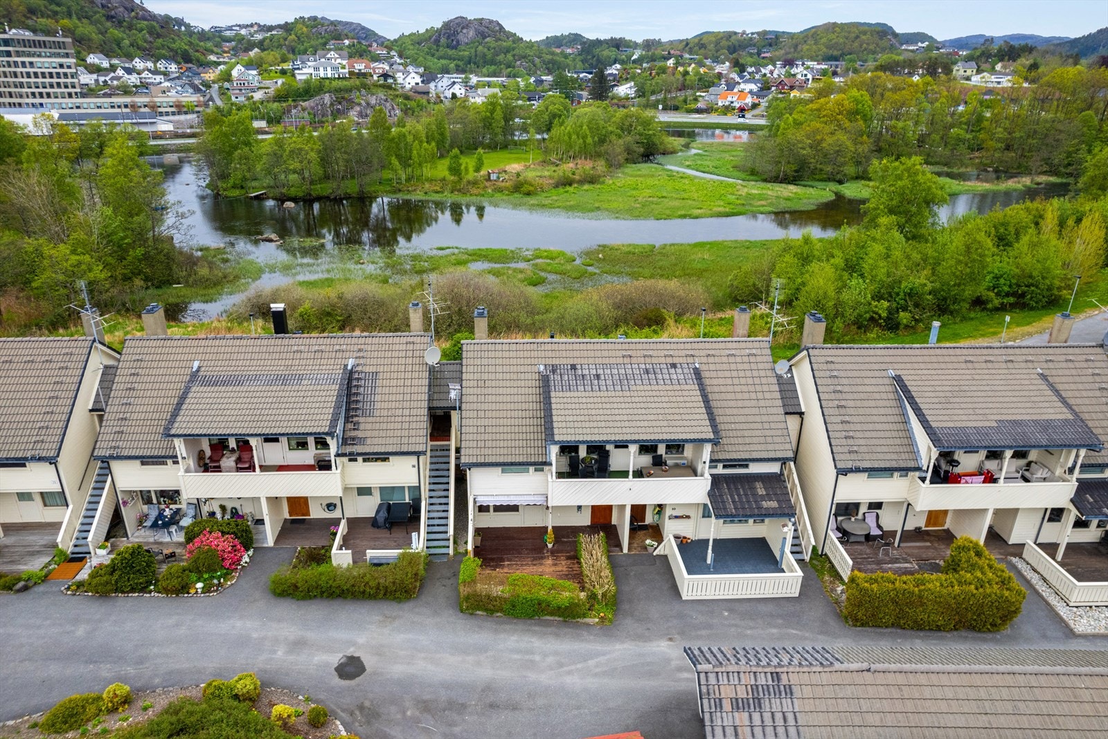 Eiendommen har en idyllisk beliggenhet med umiddelbar nærhet til Eieåne og Holmen. Galleribilde